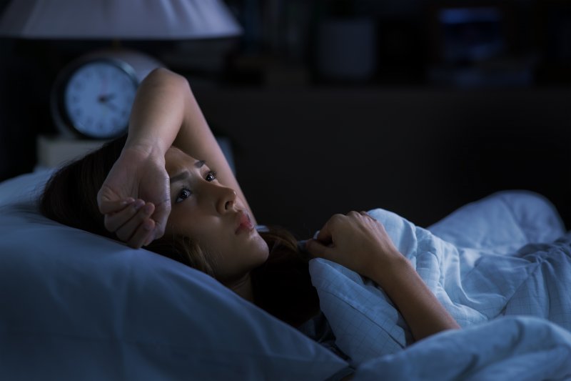 woman experiencing insomnia